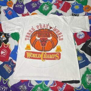 VTG 1993 NBA Chicago Bulls Three Peat Basketball Men's Sz Large T-Shirt